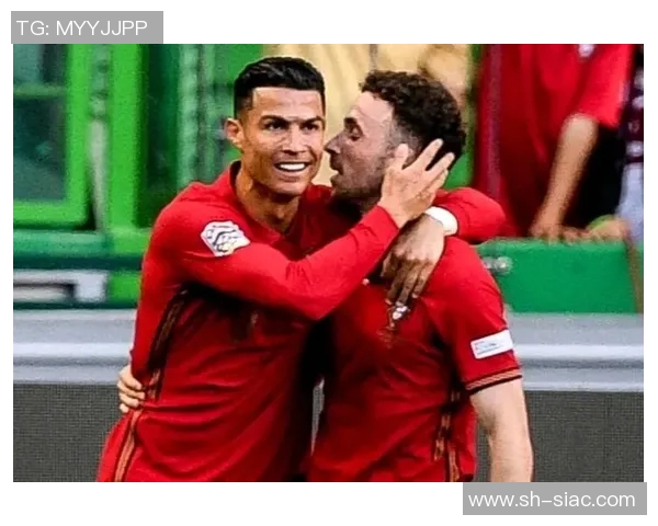 足球球星意外摔落身亡震惊体育界引发广泛关注与深切哀悼