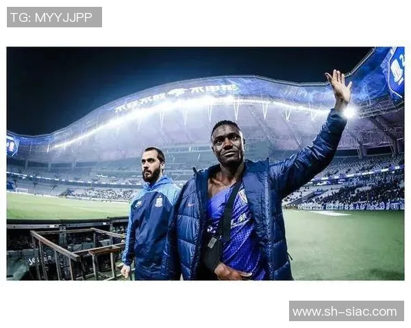 退役老球星重返绿茵舞台再燃激情引发球迷怀旧与足球热潮